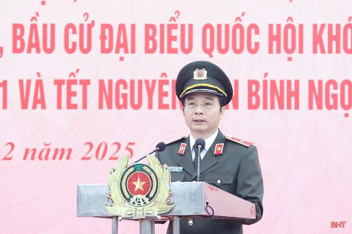  Thiếu tướng Nguyễn Xuân Thao - Giám đốc Công an tỉnh phát lệnh ra quân. 