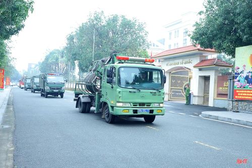  Công an tỉnh Hà Tĩnh diễu hành biểu dương lực lượng tại lễ ra quân. 