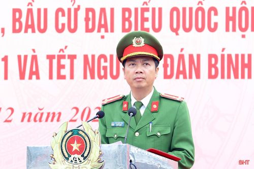 Thượng tá Bùi Thanh Tùng - Trưởng phòng Cảnh sát Cơ động Công an tỉnh thay mặt các lực lượng ra quân cao điểm phát biểu nhận nhiệm vụ. 