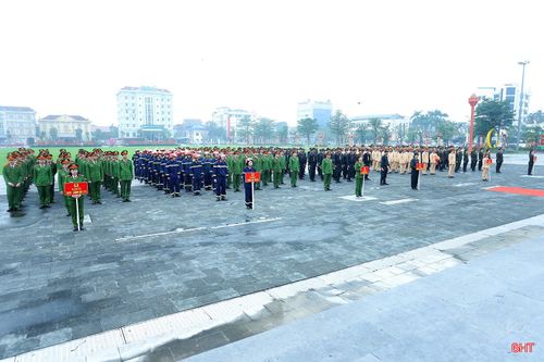  Gần 500 cán bộ chiến sĩ các đơn vị đại diện cho toàn lực lượng biểu thị quyết tâm ra quân đợt cao điểm. 