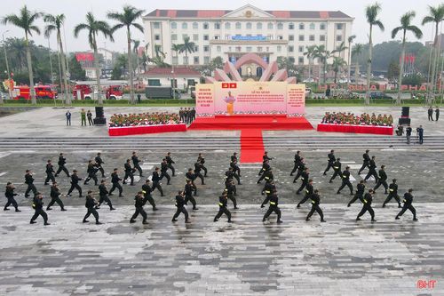  Lực lượng Cảnh sát Cơ động Công an tỉnh trình diễn màn võ thuật sử dụng gậy tông - pha tại lễ ra quân. 