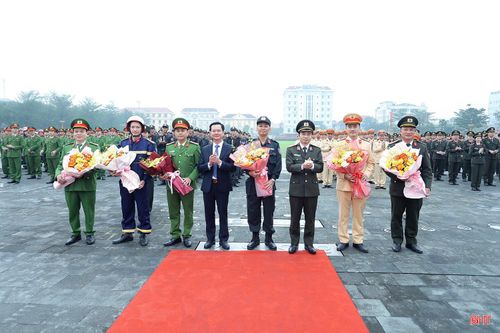  Phó Chủ tịch Thường trực UBND tỉnh Trần Báu Hà và Giám đốc Công an tỉnh Nguyễn Xuân Thao tặng hoa động viên cho các đơn vị Công an tỉnh. 