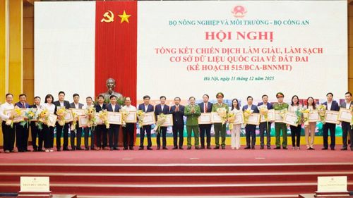 Bộ trưởng Bộ Nông nghiệp và Môi trường, Thứ trưởng Bộ Công an trao Bằng khen cho các tập thể, cá nhân có thành tích xuất sắc trong thực hiện chiến dịch làm giàu, làm sạch cơ sở dữ liệu quốc gia về đất đai.