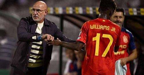 Huấn luyện viên đội tuyển Tây Ban Nha Luis De La Fuente (trái) trong một trận đấu ở vòng loại World Cup, tháng 9/2025. Ảnh: EFE