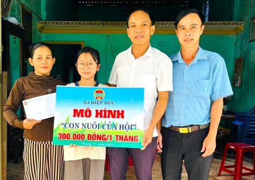 Hội Nông dân xã Hiệp Đức nhận đỡ đầu em Cao Thị Anh Thư. Ảnh: XUÂN ĐÔNG