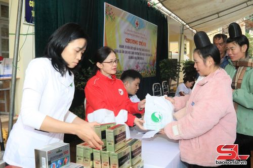 Cán bộ Hội Chữ thập đỏ tỉnh phát thuốc miễn phí cho nhân dân xã Muổi Nọi.