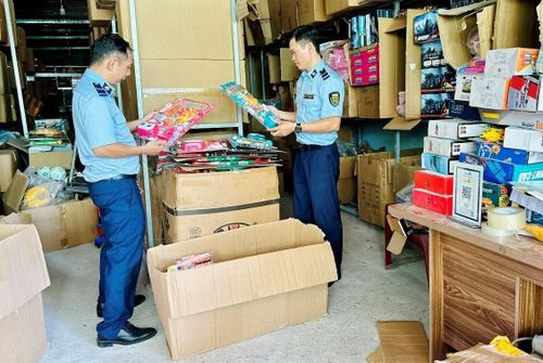 Lực lượng quản lý thị trường tập trung kiểm tra các mặt hàng thiết yếu dịp cuối năm. Ảnh: PV