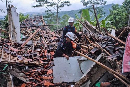 Lũ lụt và lở đất kéo dài 2 tuần qua gây thiệt hại nghiêm trọng tại Indonesia. Ảnh: AP