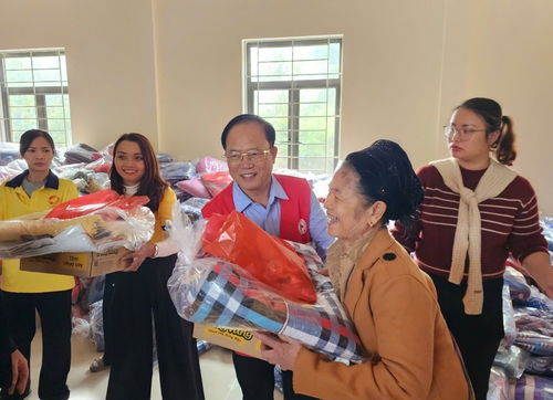 Hội Chữ thập đỏ thành phố Hà Nội hỗ trợ nhiều hoàn cảnh khó khăn. Ảnh: Hội Chữ thập đỏ thành phố Hà Nội cung cấp