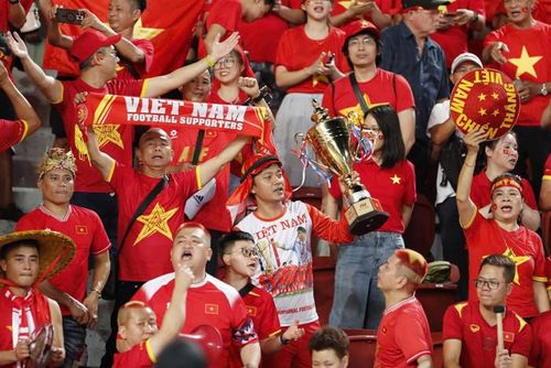 Người hâm mộ Việt Nam chờ U22 Việt Nam thắng Thái Lan. Ảnh: VFF