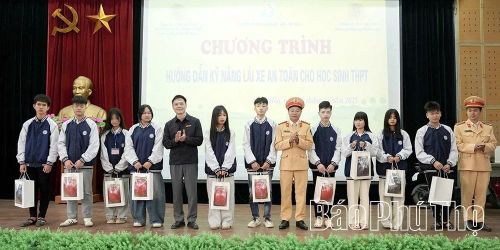 Nhiều phần thưởng ý nghĩa được trao đến các em học sinh giúp các em tiếp tục nỗ lực, vươn lên trong cuộc sống.