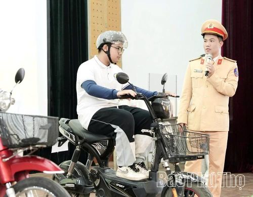 Nội dung lý thuyết về kỹ năng lái xe an toàn được cán bộ Đội Cảnh sát giao thông đường bộ số 3 phổ biến cụ thể, chi tiết và dễ hiểu.