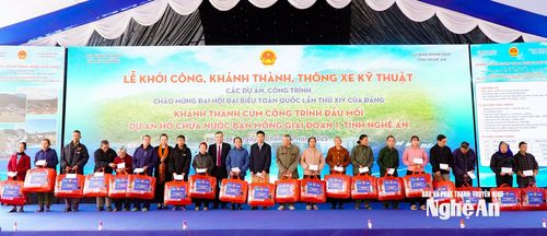 Các đồng chí: Hoàng Trung - Thứ trưởng Bộ Nông nghiệp và Môi trường và Võ Thị Minh Sinh - Phó Bí thư Tỉnh ủy, Chủ tịch Ủy ban MTTQ tỉnh, Trưởng đoàn ĐBQH tỉnh trao quà đến các hộ dân có hoàn cảnh khó khăn trên địa bàn. Ảnh: Tiến Hùng