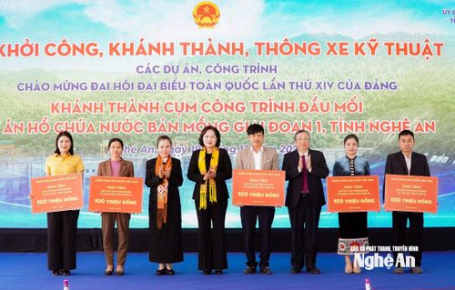 Các đồng chí: Nguyễn Thị Hồng - Ủy viên Ban Chấp hành Trung ương Đảng, Thống đốc Ngân hàng Nhà nước Việt Nam; Hoàng Trung - Thứ trưởng Bộ Nông nghiệp và Môi trường; Võ Thị Minh Sinh - Phó Bí thư Tỉnh ủy, Chủ tịch Ủy ban MTTQ tỉnh, Trưởng đoàn ĐBQH tỉnh trao biểu trưng quà Tết cho người nghèo các xã: Quỳ Châu, Châu Bình, Nghĩa Mai, Nghĩa Hưng, Tam Hợp. Ảnh: Tiến Hùng.