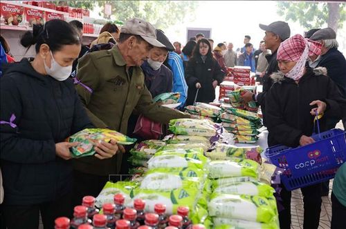 Phong trào Tết năm 2025, Hội Chữ thập đỏ Thành phố Hà Nội sẽ tổ chức 2 Chợ Tết nhân ái cấp Trung ương, 1 Chợ Tết cấp Thành phố và 30 Chợ Tết tại các quận, huyện, thị xã; Phấn đấu chăm lo, hỗ trợ, trao tặng 67.000 suất quà Tết tới người nghèo, khó khăn, người khuyết tật, người dễ bị tổn thương với trị giá đạt 33 tỷ đồng. Ảnh: Thanh Tùng/TTXVN