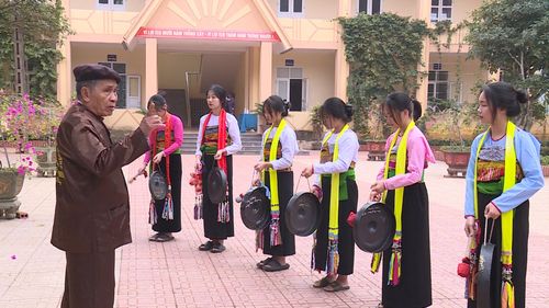Học sinh Trường Phổ thông DTNT THCS Ngọc Lặc trong một buổi học ngoại khóa về cồng chiêng.