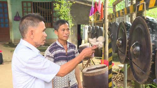 Ông Phạm Vũ Vượng truyền dạy cồng, chiêng.