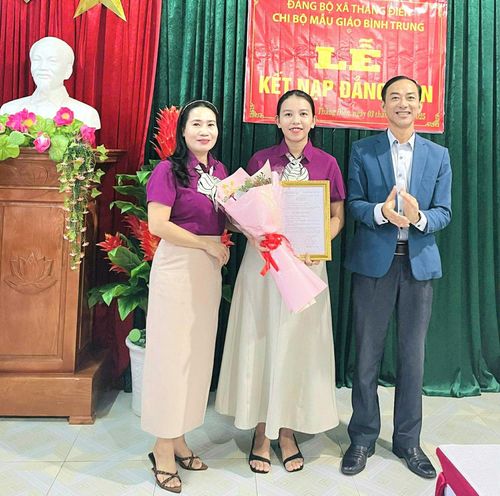 Đồng chí Nguyễn Đình Tư trao quyết định kết nạp đảng viên mới Chi bộ Trường Mẫu giáo Bình Trung. Ảnh: GIANG BIÊN