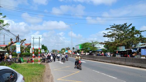 Nhiều trường học nằm ven QL1, thuộc đoạn tuyến chưa có làn cho xe thô sơ, người đi bộ. Ảnh: CÔNG TÚ