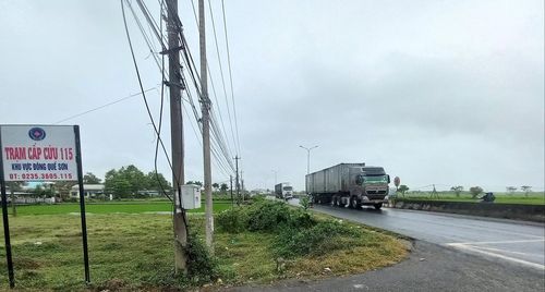 Một đoạn qua xã Xuân Phú, ven tuyến thuộc khu vực đất ruộng dễ mở thêm làn xe. Ảnh: CÔNG TÚ