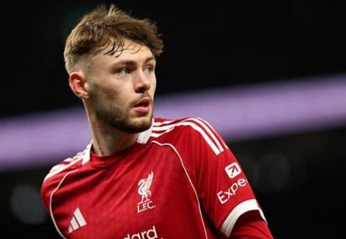 Conor Bradley rời sân sớm vì chấn thương.
