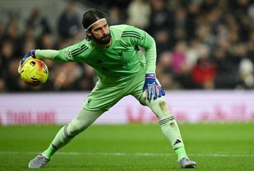 Alisson Becker có pha cứu thua ấn tượng cuối trận.