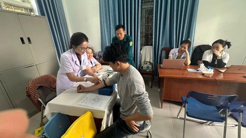 Công dân tại điểm khám tuyển. Ảnh: HOÀNG LÂM