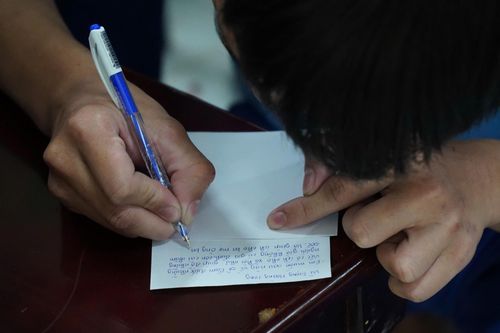 Viết ra những việc tốt các em muốn làm sau khi trở về với cộng đồng. ẢNH: THU HƯƠNG