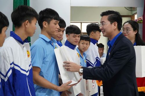 Anh Nguyễn Bá Duân trao quà động viên tại chương trình. ẢNH: THU HƯƠNG