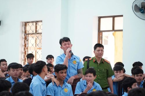 Học sinh Trường Giáo dưỡng số 3 chia sẻ tại buổi nói chuyện chuyên đề. ẢNH: THU HƯƠNG