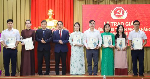 Trao Giải A cho các nhóm tác giả. Ảnh: NGỌC PHÚ