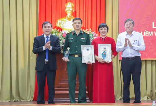 Trao Giải B cho các tác giả đoạt giải. Ảnh: NGỌC PHÚ