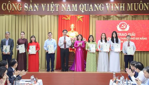 Trao Giải C cho các tác giả, nhóm tác giả. Ảnh: NGỌC PHÚ