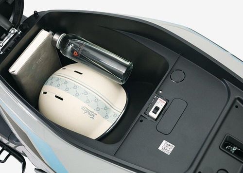 Cốp chứa đồ rộng rãi phía dưới yên xe (Ảnh: Yadea).