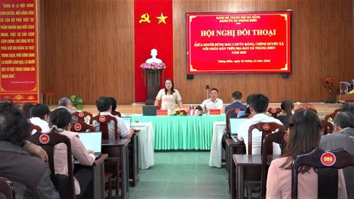 Bí thư Đảng ủy xã Thăng Điền Nguyễn Thị Tuyết Thanh trả lời kiến nghị của người dân tại buổi đối thoại. Ảnh: GIANG BIÊN