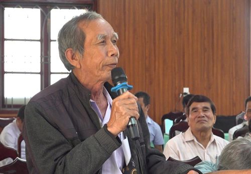 Người dân kiến nghị nhiều vấn đề đến người đứng đầu xã Thăng Điền. Ảnh: GIANG BIÊN