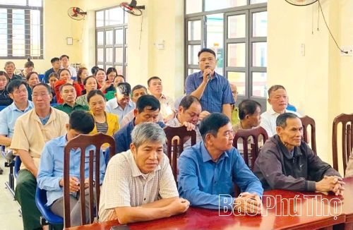 Cử tri phát biểu ý kiến tại buổi tiếp xúc.