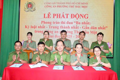 Các Tổ công tác thuộc Công an phường ký kết giao ước thi đua