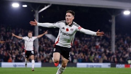 Wilson bay cao ở Fulham.