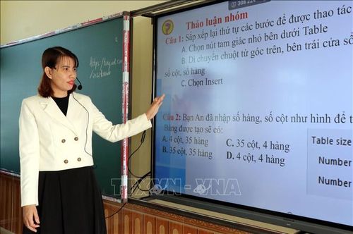 Giáo viên Trường THCS Giao Phong, xã Giao Ninh (Ninh Bình) sử dụng màn hình tương tác trong dạy học.