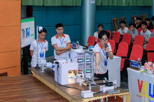 Tham gia các cuộc thi ở các cấp cơ sở là một cách hay để sinh viên nuôi dưỡng đề tài, dự án nghiên cứu khoa học. Trong ảnh: Sinh viên Trường Đại học Công nghệ Thông tin và Truyền thông Việt - Hàn tại một cuộc thi cấp trường. Ảnh: THU HÀ.