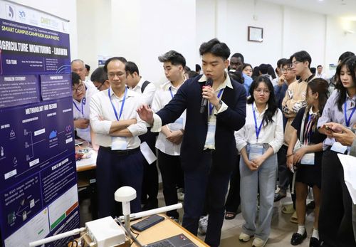 Việc kết nối, mời các chuyên gia về nghiên cứu khoa học, khởi nghiệp, công nghệ chia sẻ kinh nghiệm góp phần truyền cảm hứng cho sinh viên trong nghiên cứu sáng tạo. Trong ảnh: Sinh viên trình bày dự án tại cuộc thi Smart Campus. Ảnh: THU HÀ.