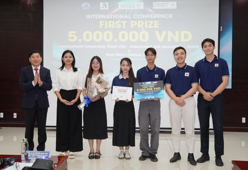 Nhóm sinh viên đoạt giải Nhất tại tại chung kết cuộc thi Smart Campus - 2025. Ảnh: THU HÀ