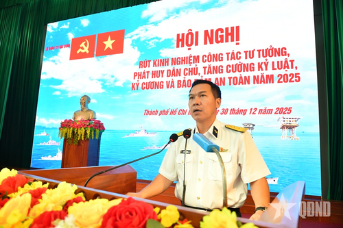 Thượng tá Trần Thanh Vũ, Bí thư Đảng ủy, Chính ủy Lữ đoàn phát biểu tại hội nghị.
