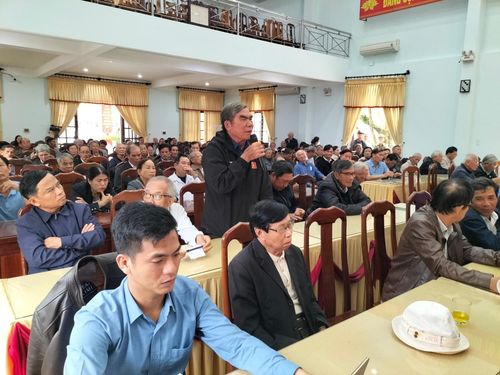 Cử tri xã Thăng Bình tại buổi tiếp xúc cử tri. Ảnh: QUỐC THÀNH