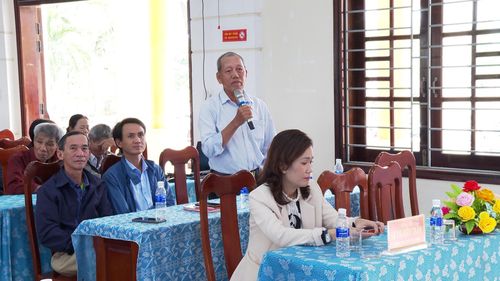 Cử tri xã Gò Nổi kiến nghị tại buổi tiếp xúc. Ảnh: QUANG PHI
