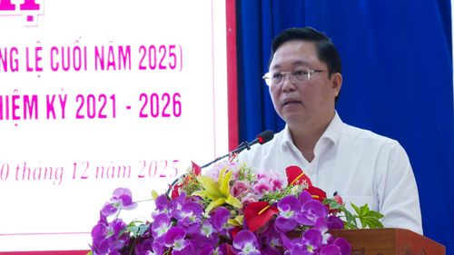 Chủ tịch Ủy ban MTTQ Việt Nam thành phố Lê Trí Thanh phát biểu tại buổi tiếp xúc. Ảnh: QUANG PHI