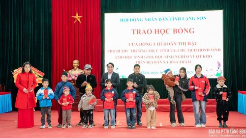 Lãnh đạo xã Hoa Thám trao học bổng của đồng chí Đoàn Thị Hậu, Phó Bí thư Thường trực Tỉnh ủy, Chủ tịch HĐND tỉnh cho học sinh giỏi, học sinh nghèo vượt khó 