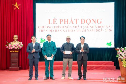 Lãnh đạo xã Hoa Thám trao quà cho 2 gia đình tiêu biểu khởi công xây mới và sửa chữa nhà ở trước thời gian kế hoạch
