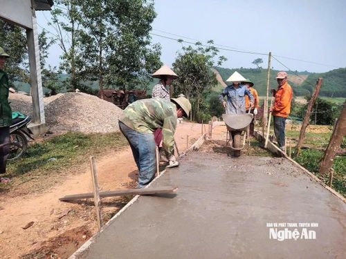 Người dân các thôn bản xã Mậu Thạch làm đường giao thông nông thôn. Ảnh: CSCC
